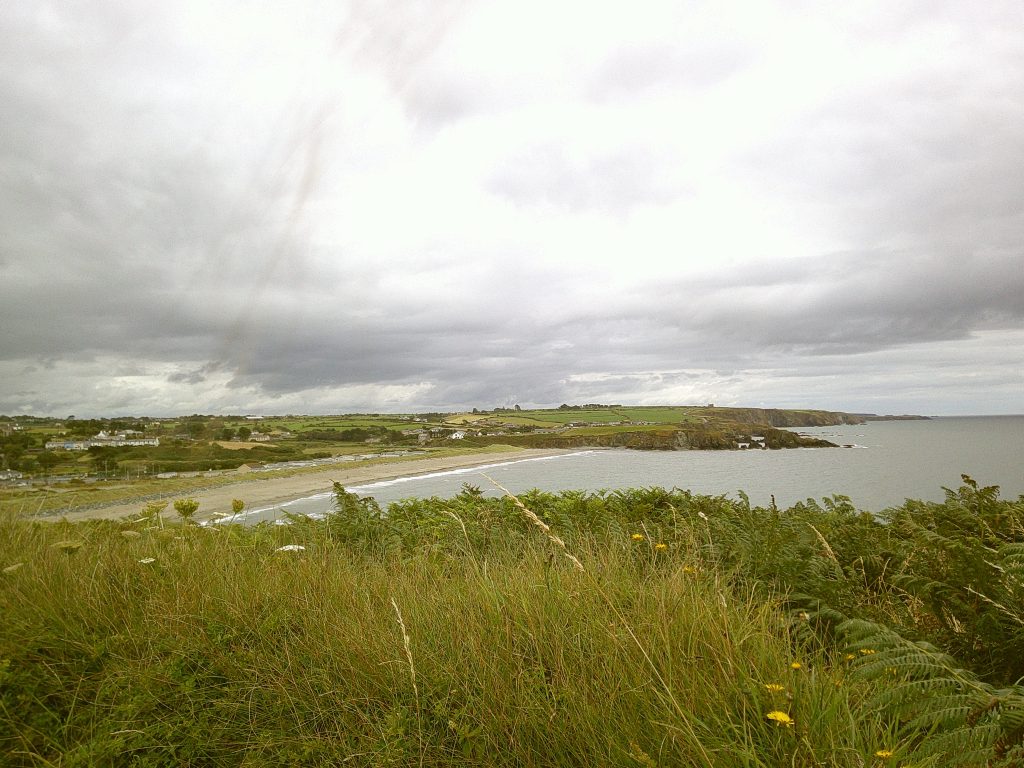 Küste von Irland mit bewölktem Himmel, Credit: Nadine von Piechowski